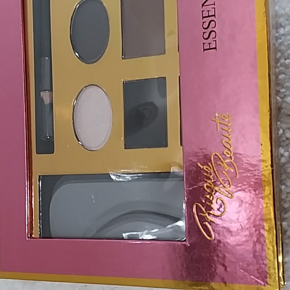 Risque Beaute Essential Eye & Brow Kit. NEW - Picture 2 of 8